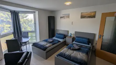 Ein Sitzbereich in der Unterkunft Moderne kleine Wohnung im Ex-Studentenwohnheim in Essen
