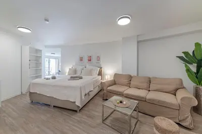 Ein Bett oder Betten in einem Zimmer der Unterkunft Bunker Retreat-Messe Essen-Self Check-in-5P-DUS-WIFI