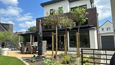 Ein Garten an der Unterkunft Neubau FeWo in Haltern am See