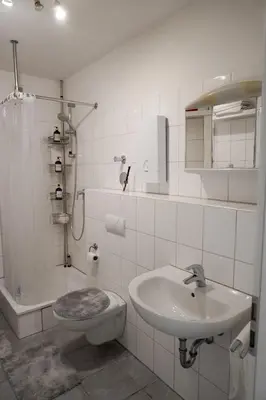 Ein Badezimmer in der Unterkunft M House Do Modernes Privatzimmer mit Balkon & Self Check-in
