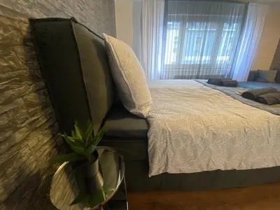 Ein Bett oder Betten in einem Zimmer der Unterkunft Sehr gute Lage mit Straßenbahn vor der Tür & riesen Bett, Messe nah