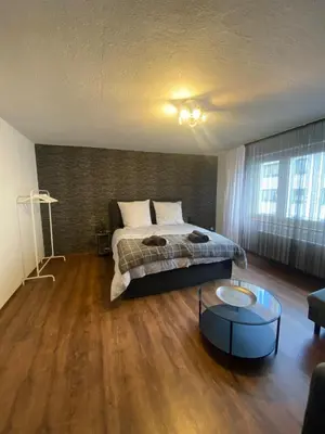 Ein Bett oder Betten in einem Zimmer der Unterkunft Sehr gute Lage mit Straßenbahn vor der Tür & riesen Bett, Messe nah