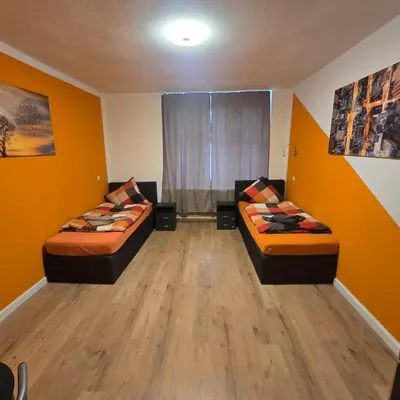 Ein Bett oder Betten in einem Zimmer der Unterkunft Lavalya Zimmervermittlung Wuppertal
