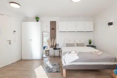 Ein Bett oder Betten in einem Zimmer der Unterkunft SpaceStays Bunker Messe Apartment Wi-Fi TV