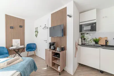 Küche/Küchenzeile in der Unterkunft SpaceStays Bunker Sweet Messe WI-FI TV