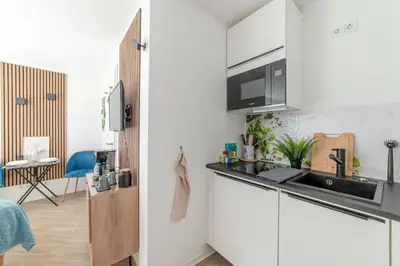 Küche/Küchenzeile in der Unterkunft SpaceStays Bunker Sweet Messe WI-FI TV