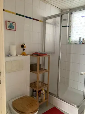 Ein Badezimmer in der Unterkunft Premium Ruhiges ganzes Apartment 90 m 2 Schlafzimmer große Küche Wohnzimmer