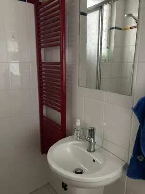 Ein Badezimmer in der Unterkunft Premium Ruhiges ganzes Apartment 90 m 2 Schlafzimmer große Küche Wohnzimmer