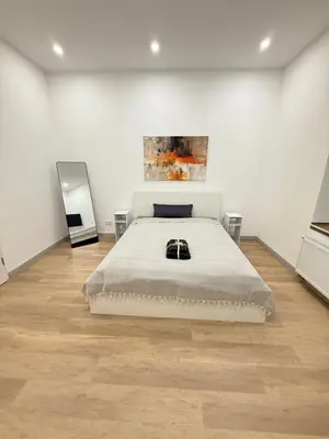 Ein Bett oder Betten in einem Zimmer der Unterkunft Exklusives City-Zimmer, Gemeinschaftsbad und Küche