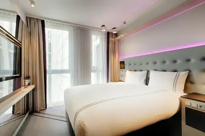 Ein Bett oder Betten in einem Zimmer der Unterkunft Premier Inn Duisburg City Altstadt