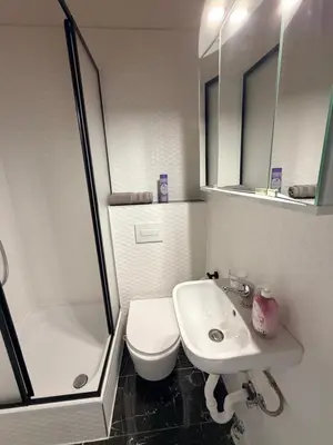 Ein Badezimmer in der Unterkunft Riva Single Apartment, Smart TV, Parkplatz frei