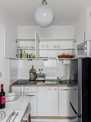 Küche/Küchenzeile in der Unterkunft Chic City Apartment, 1BR for 2, Elegant Comfort, City Center