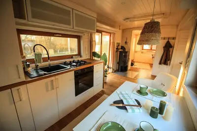 Küche/Küchenzeile in der Unterkunft Tiny house with view of nature