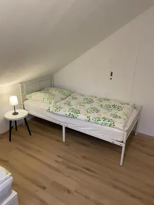 Ein Bett oder Betten in einem Zimmer der Unterkunft Gemütliche Dachgeschoss Wohnung