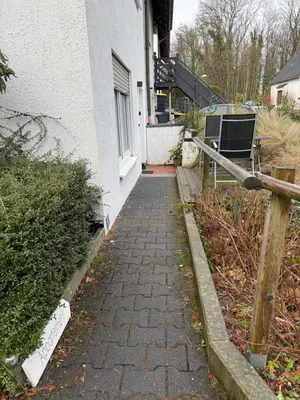 Ein Garten an der Unterkunft Krausiebers Wohlfühlapartment - Moderne Unterkunft an der A44 Velbert-Heiligenhaus