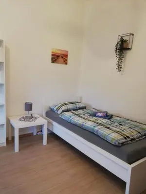 Ein Bett oder Betten in einem Zimmer der Unterkunft Gemütliche Altbauwohnungen mit Einzelzimmern und Parkplatz direkt am Haus!