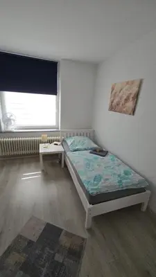 Ein Bett oder Betten in einem Zimmer der Unterkunft Gemütliche Altbauwohnungen mit Einzelzimmern und Parkplatz direkt am Haus!