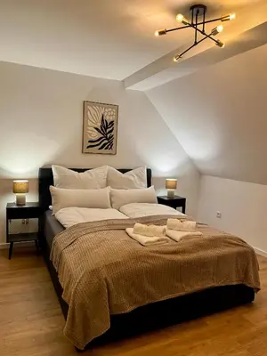 Ein Bett oder Betten in einem Zimmer der Unterkunft Charmante Unterkunft mit 2 Schlafzimmern, Smart-TV, WLAN