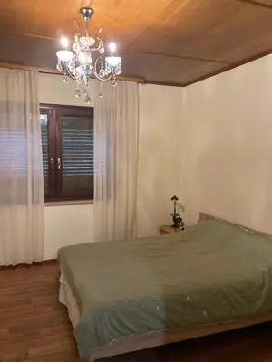Ein Bett oder Betten in einem Zimmer der Unterkunft Große Unterkunft 100 m Zwei Schlafzimmer Küche Internet Essbereich Waschmaschine Spülmaschine eigenes Badezimmer