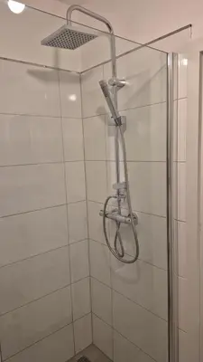 Ein Badezimmer in der Unterkunft Gästehaus Hagen 6 Betten, Parkplatz, Küche, WLAN Easybooking24