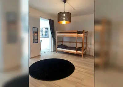 Ein Bett oder Betten in einem Zimmer der Unterkunft Altstadt 2 bedroom 10-12 beds 15 Min Messe