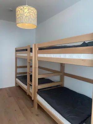 Ein Bett oder Betten in einem Zimmer der Unterkunft Altstadt 2 bedroom 10-12 beds 15 Min Messe