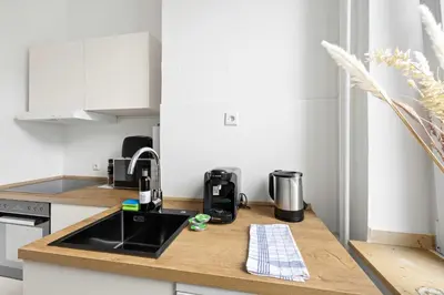 Küche/Küchenzeile in der Unterkunft Modern Apartment by Stadtwald, 10 Min to Messe