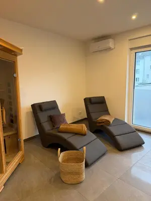 Ein Sitzbereich in der Unterkunft Auszeit am Heidter Berg City und Natur nah mit Stellplatz und Sauna