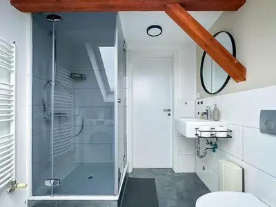 Ein Badezimmer in der Unterkunft Modernes 2-Schlafzimmer City Apartment mit Arbeitsplatz