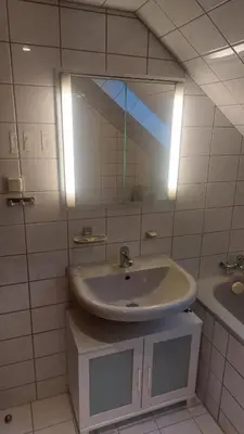 Ein Badezimmer in der Unterkunft Geräumiges Apartment 90 m Zwei Schlafzimmer große Küche mit Essbereich Badewanne Waschmaschine Spülmaschine gesamte Unterkunft gehört Ihnen