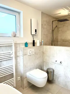 Ein Badezimmer in der Unterkunft FeWo Schäfer, Ratingen - Exklusive 2-Zimmer-Wohnung zum Wohlfühlen 78 qm