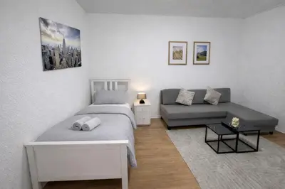 Ein Sitzbereich in der Unterkunft Stylish Central Apartment Free Parking Free WiFi