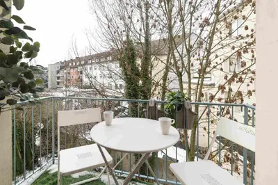 Ein Balkon oder eine Terrasse in der Unterkunft Zentral für 6 Nähe Messe & Hbf mit Balkon und WLAN