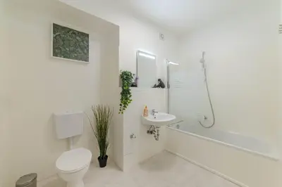 Ein Badezimmer in der Unterkunft Zentral für 6 Nähe Messe & Hbf mit Balkon und WLAN