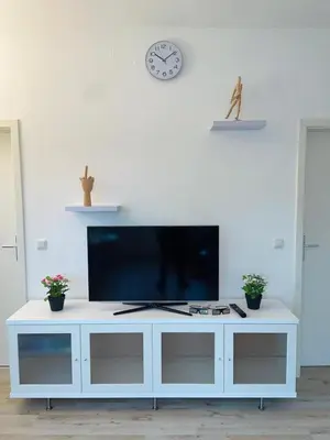 TV/Unterhaltungsangebot in der Unterkunft Rundes Bungalow mit guten Anbindungen