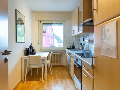 Küche/Küchenzeile in der Unterkunft BudgetRoom 3 SZ Balkonwohnung für Teams