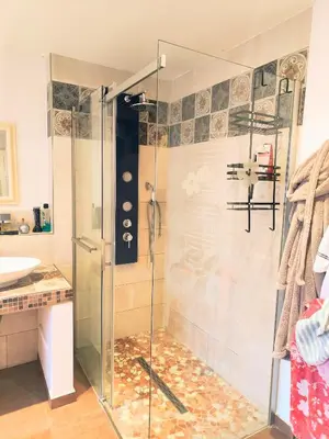 Ein Badezimmer in der Unterkunft LöwenTal an der Ruhr mit Terrasse und mit Parkplatz