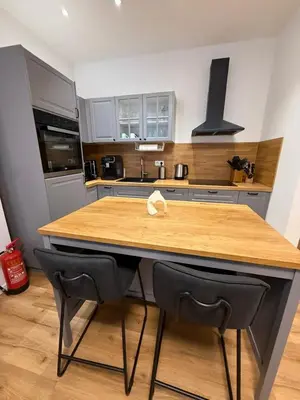 Küche/Küchenzeile in der Unterkunft NEU - APARTMENT FOR 6 IN HAGEN- DIRECT PARKING! A45 - A1 - A46 Richtung Dortmund Netflix - WIFI, Fully-Automatic-COFFEMASHINE, KITCHEN, NETFLIX, DISNEY