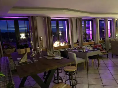Ein Restaurant oder anderes Speiselokal in der Unterkunft Das kleine Landhotel