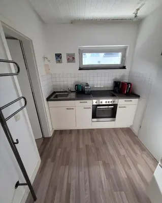 Küche/Küchenzeile in der Unterkunft Messezimmer am Thewissenweg