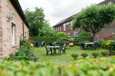 Ein Garten an der Unterkunft City Hotel Hilden