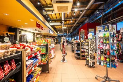 Ein Supermarkt oder andere Läden im Hotel oder in der Nähe