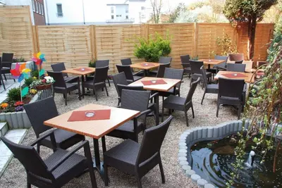 Ein Restaurant oder anderes Speiselokal in der Unterkunft Hotel Art Inn Dinslaken