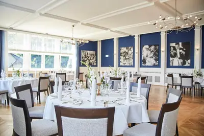 Ein Restaurant oder anderes Speiselokal in der Unterkunft Parkhaus Hügel