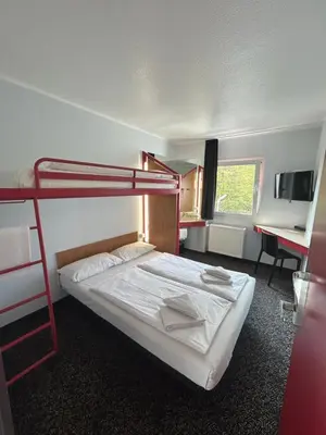 Ein Bett oder Betten in einem Zimmer der Unterkunft bon marché hôtel Bochum
