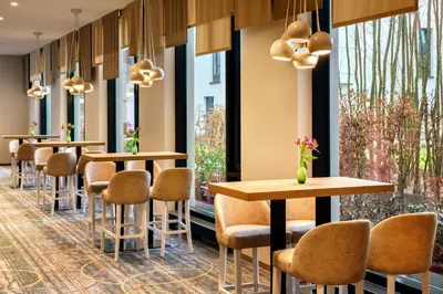 Ein Sitzbereich in der Unterkunft Holiday Inn Düsseldorf City – Toulouser Allee by IHG