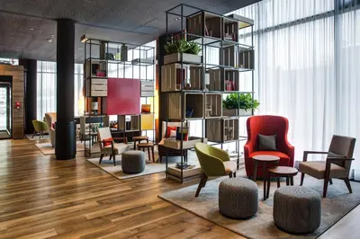 Ein Sitzbereich in der Unterkunft IntercityHotel Duisburg
