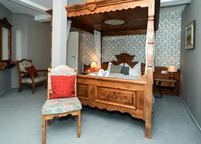 Ein Sitzbereich in der Unterkunft Marienthaler Gasthof