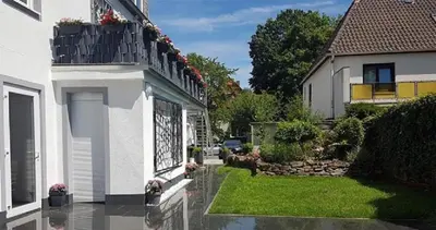 Ein Garten an der Unterkunft Gästehaus am Hattinger Rathaus