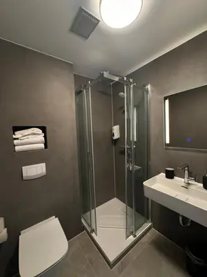 Ein Badezimmer in der Unterkunft Hotel Biedermeier